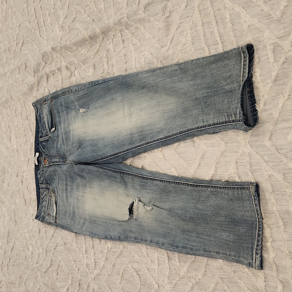 Light wash, distressed cropped Kensie jeans size 14!